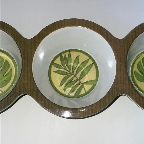 NWOT Tropical Leaf Design Serving Bowls.  Set of 2. - Picture 2 of 5
